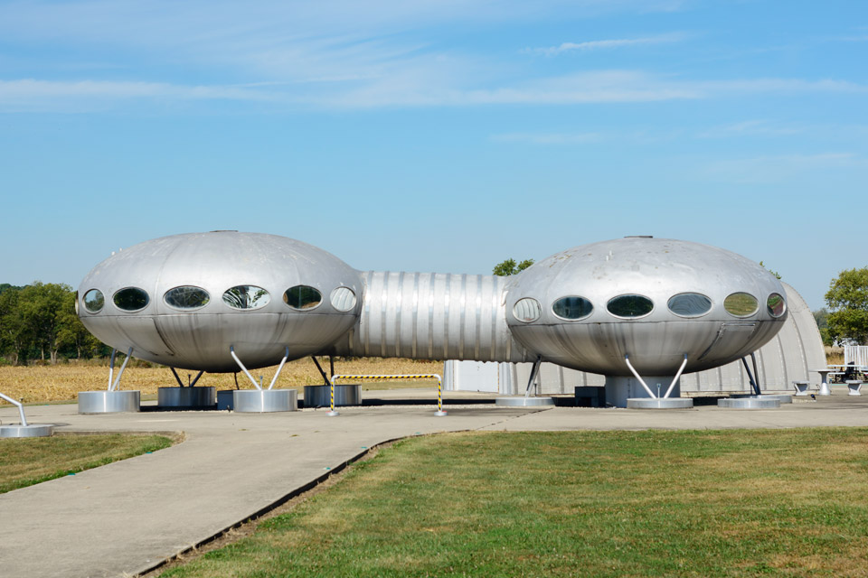 Roadside-Flying-Saucer-House Roadside-Flying-Saucer-House